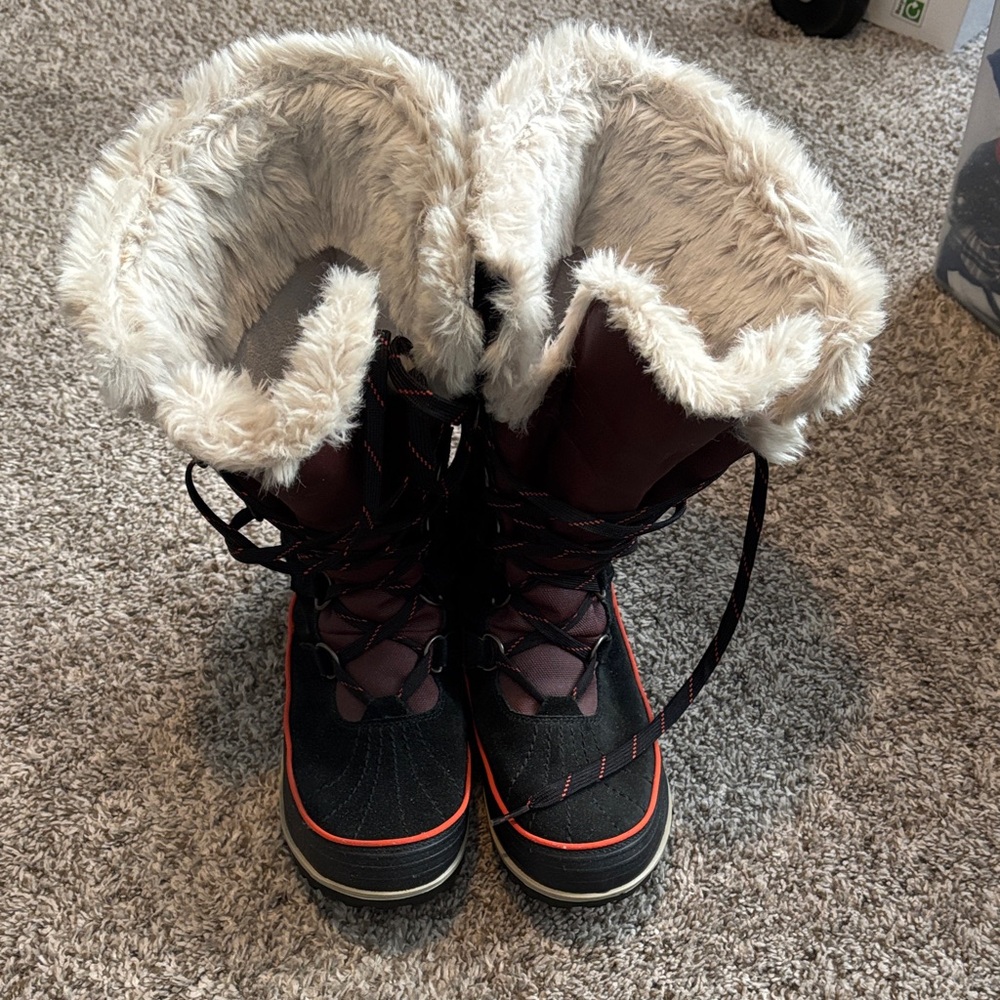 Sorel Maroon and Black Boots with Faux Fur